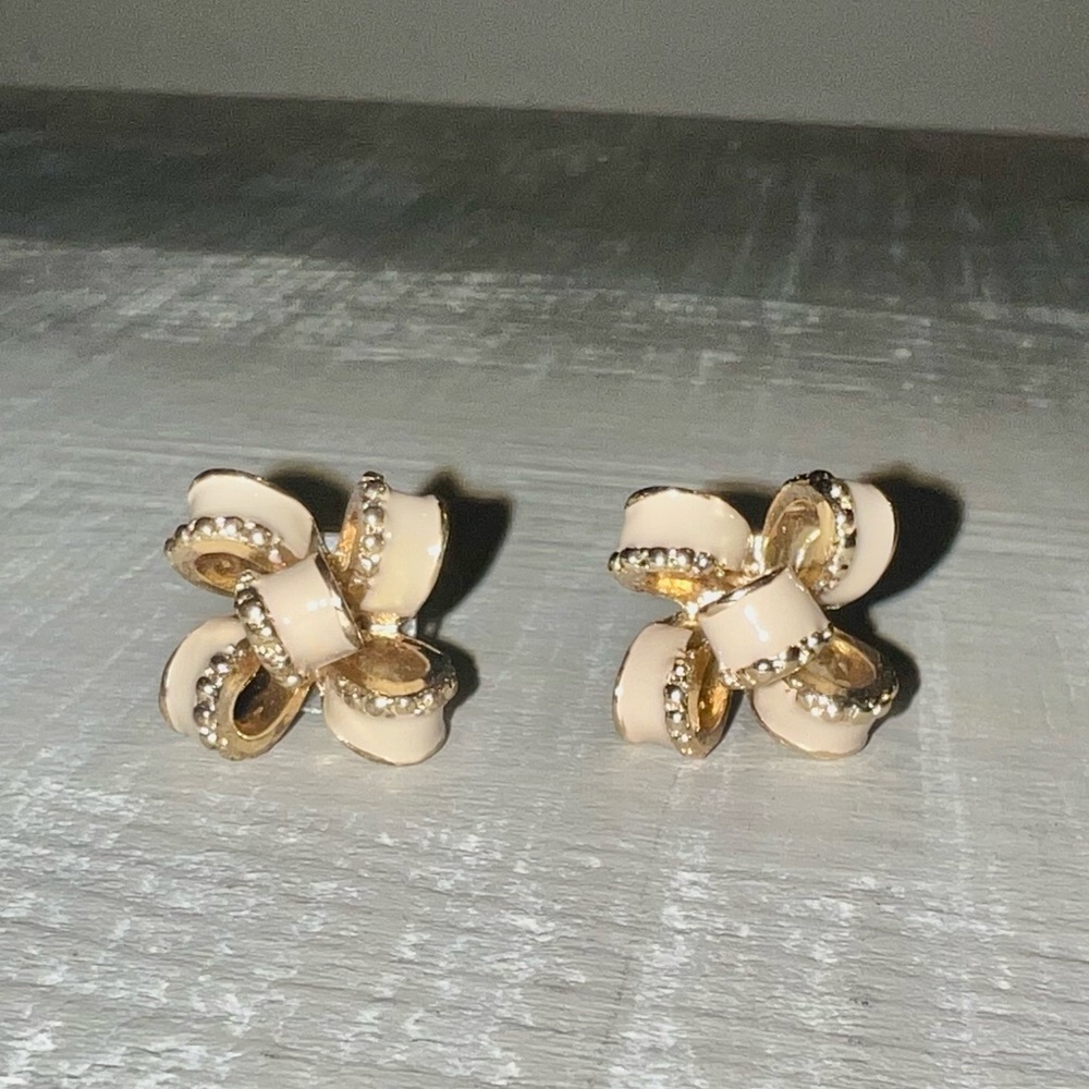 Bow studded earrings